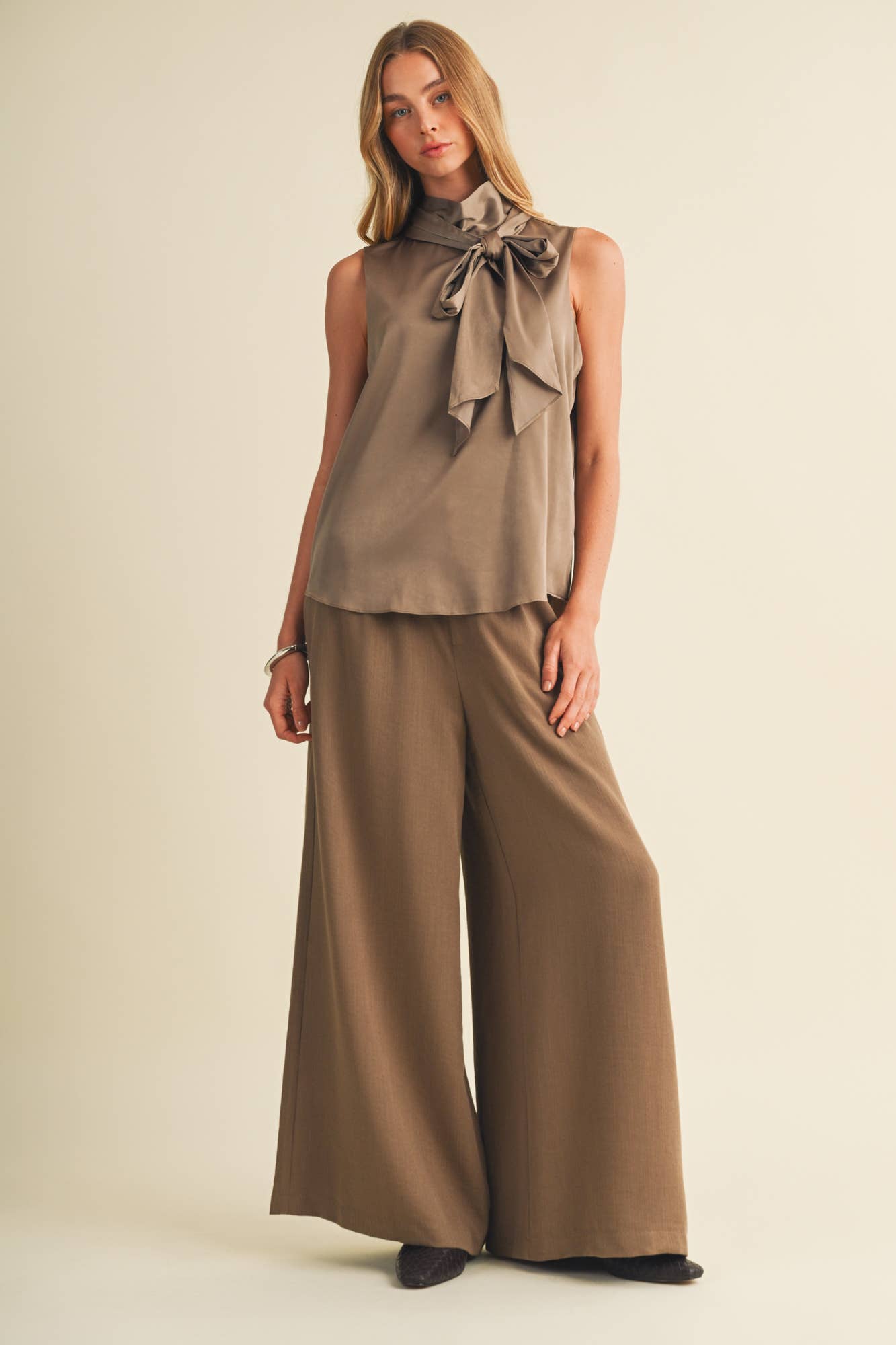 Tie Neck Sleeveless Blouse (Pre-order)