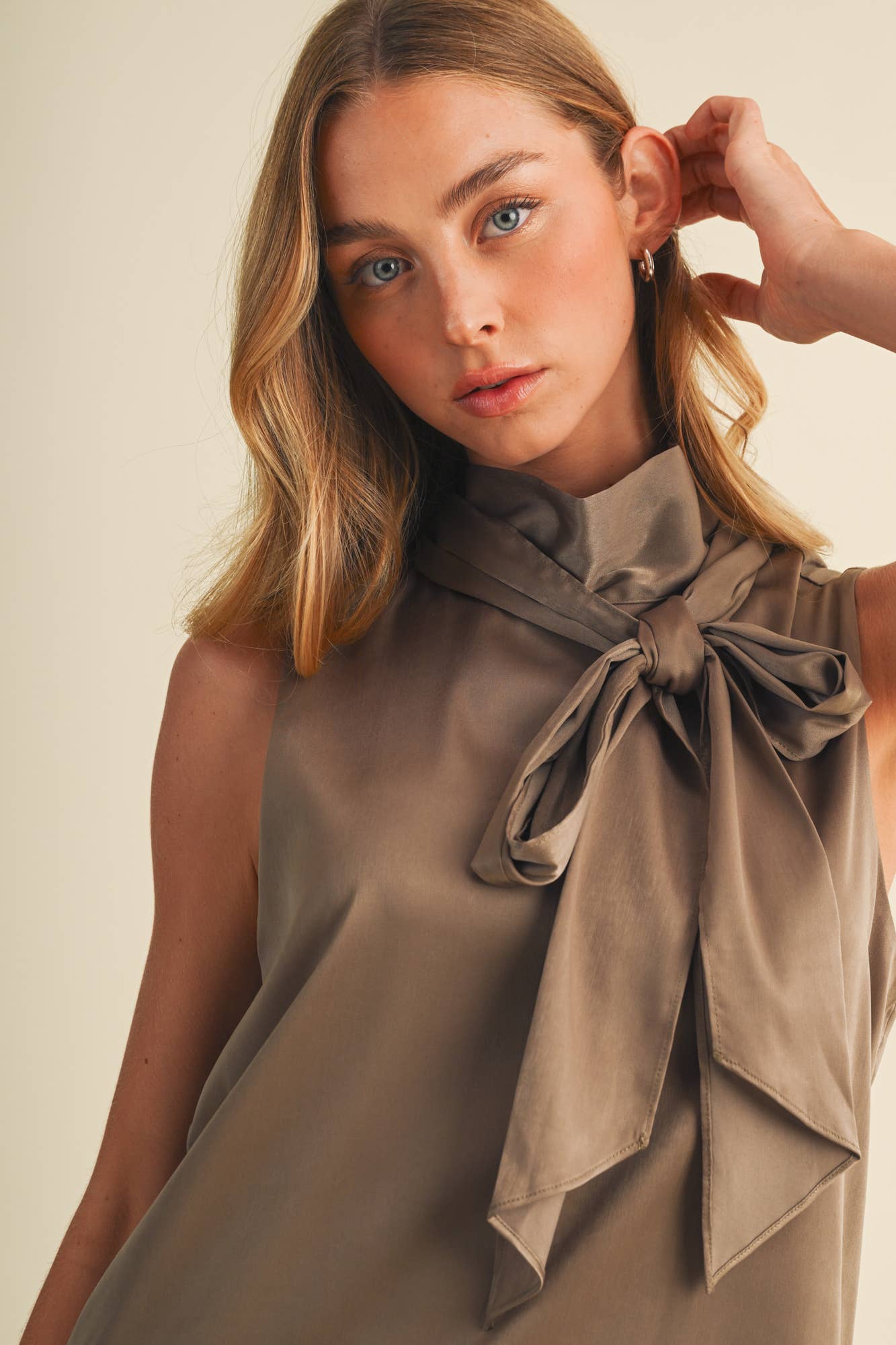 Tie Neck Sleeveless Blouse (Pre-order)